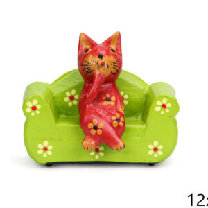 Drvena mačka sa cigarom na kauču