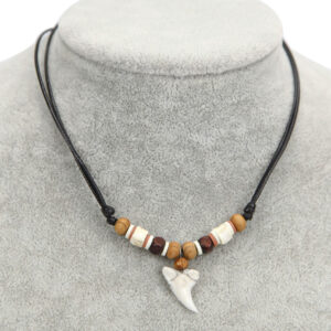 Ogrlice s drvenim perlicama i zubom morskog psa (SET 12 kom.)