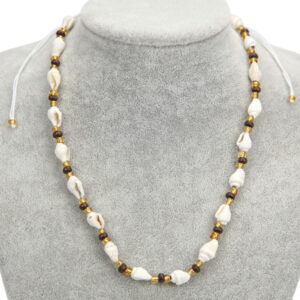 Ogrlice s bijelim Nassa školjkicama i zlatnim perlicama (SET 12 kom.)