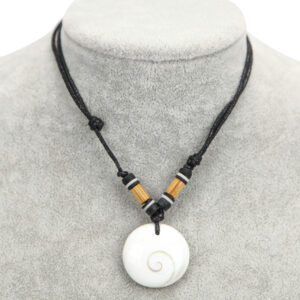 Ogrlica s drvenim perlicama i školjkom