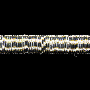 Narukvice s bijelim Nassa školjkicama i crnim perlicama (SET 65 kom.)