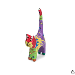 Šarena drvena maca s dignutim repom