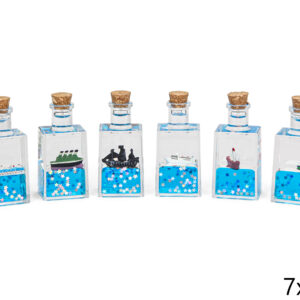 Ukrasna bočica s čepom i nepotopivim brodom u tekućini