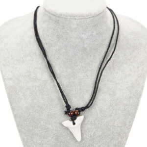 Ogrlice na crnoj špagi s plastičnim zubom morskog psa (SET 12 kom.)